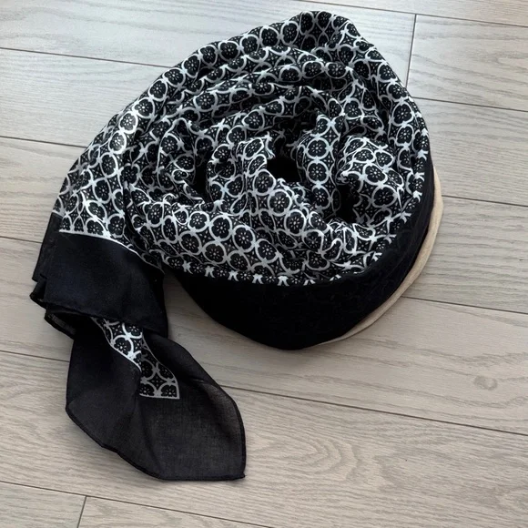 Black and Beige Geometric Patterned Scarf - Picture 2 of 7